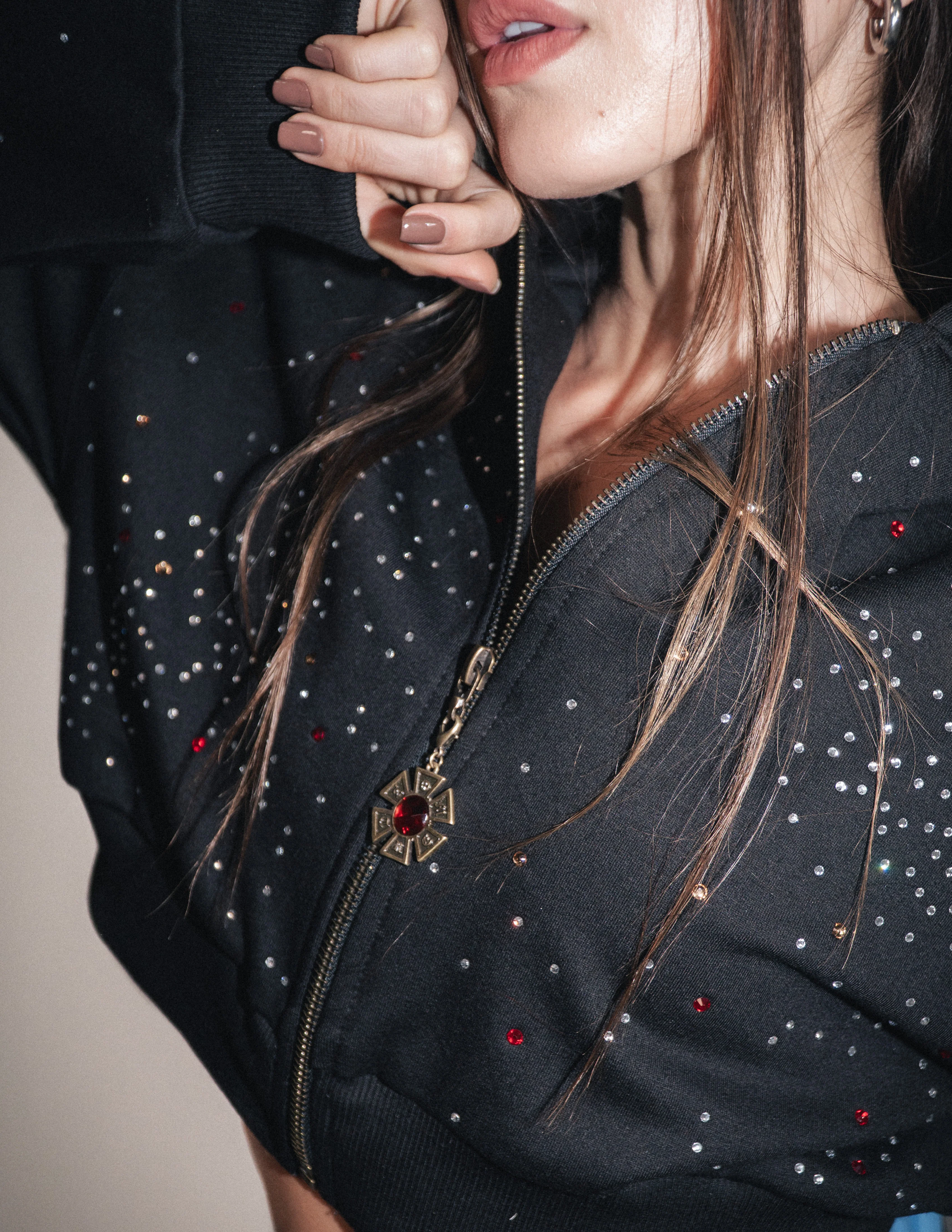 OMERTÁ BLACK CROP HOODIE - Image 5