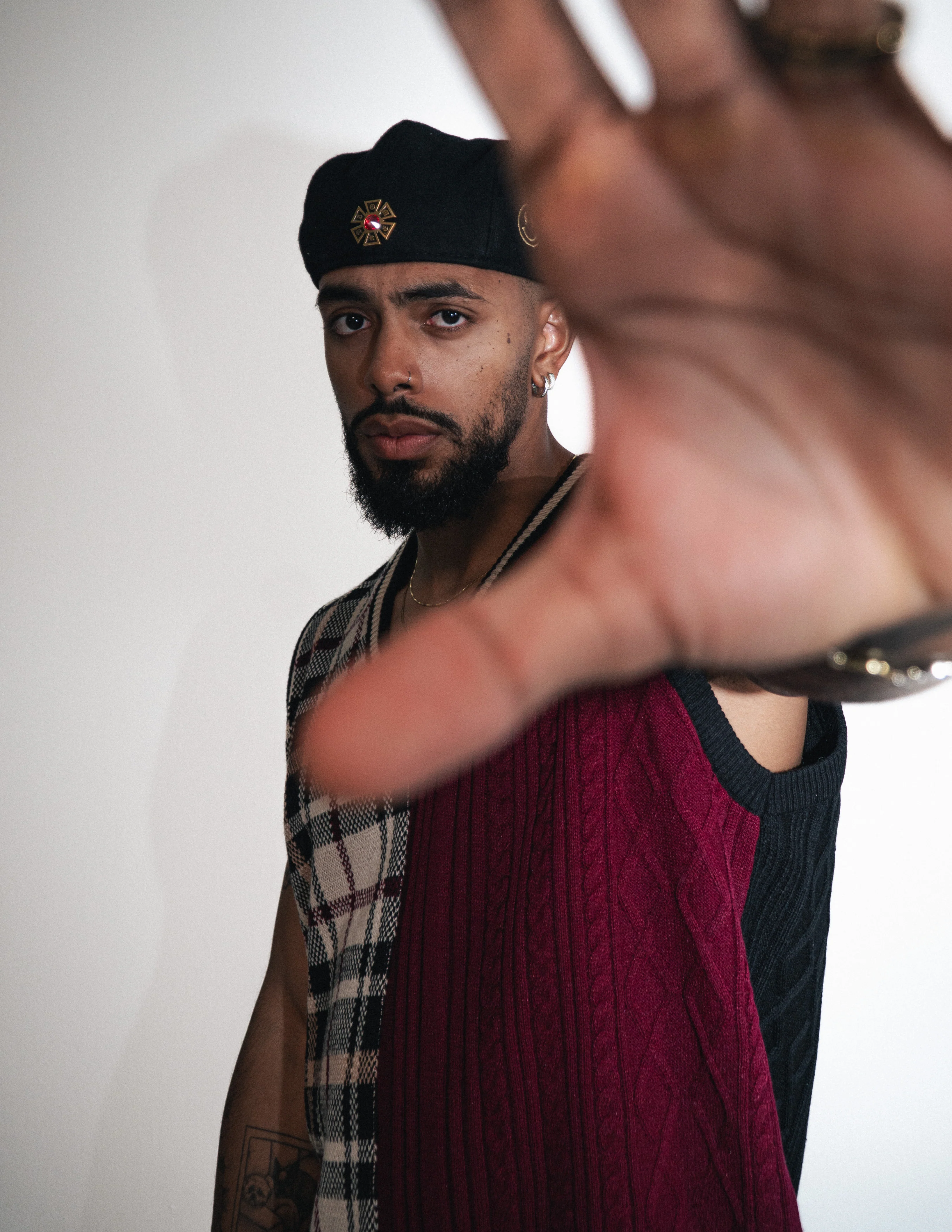 OMERTA KNITTED VEST - Image 9